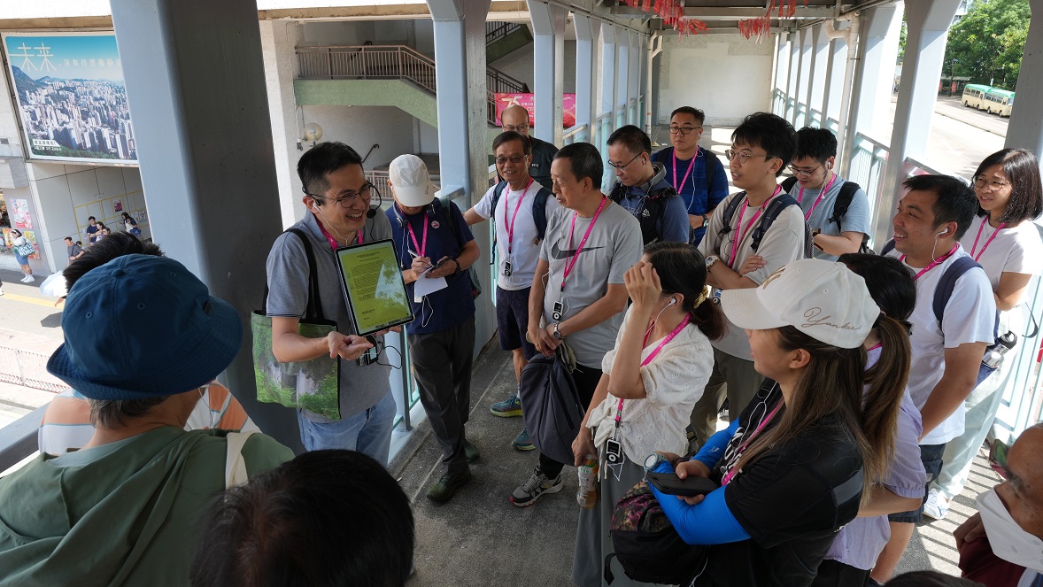 In support of the “WELL • BEING Estate Festival” organised by the Housing Bureau of the HKSAR Government and the Hong Kong Housing Authority, Link and Walk in Hong Kong hosted a special “Estate Guided Tour – Lok Fu” on 14 September. This event delved into the rich history and vibrant culture of Hong Kong’s public housing estates, taking participants on a journey through various sections of Lok Fu Estate and Lok Fu Place to listen to community stories. Participants immersed themselves in the essence of Lok Fu Estate, experiencing its distinctive architectural styles, residents’ daily lives and shared memories, while also uncovering the stories of Lok Fu and Wang Tau Hom Estate.