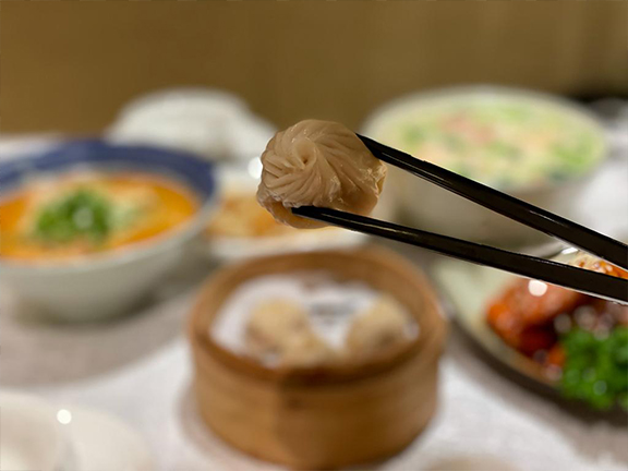 The freshly steamed soup dumplings and a bowl of hot soup noodles with three fresh delicacies – washed down with a sip of hot Chinese tea – are the perfect autumn-time tummy-warmers.