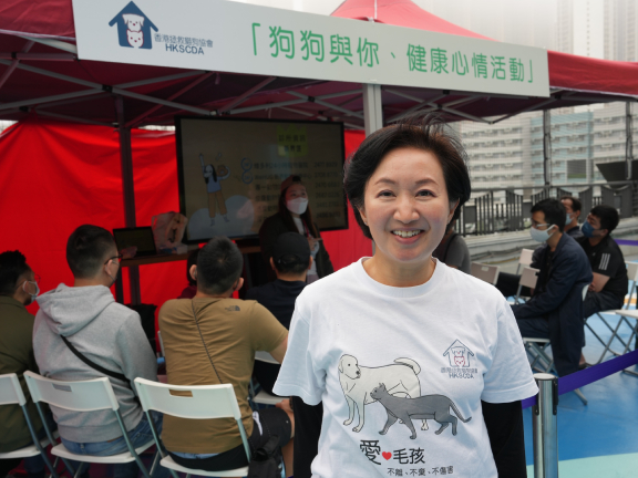 Having spent the last six years volunteering at the association, Professor Ko has picked up many new tips on dog care. She has also witnessed countless cases of adoption and abandonment. 