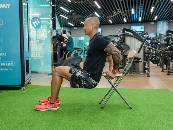  Put both hands on a chair and hold yourself up to strengthen the triceps.