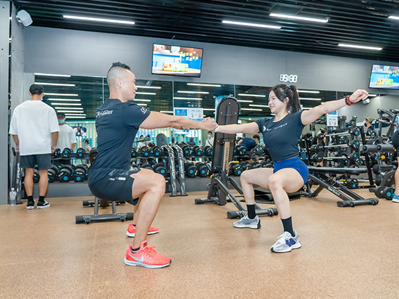 Double hand-hold squat to exercise the lower limbs and torso.