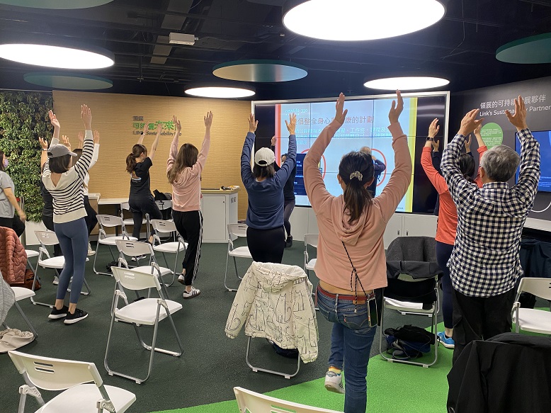 City dwellers are so busy that they cannot spare time for exercise. In the workshop, you can learn easy exercise and stretching on a chair. More endorphins can make you happier! 