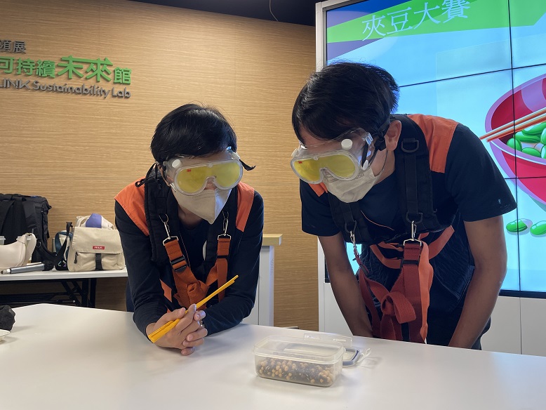 长者的晚年生活难免遇到挑战和不便，戴上特制眼镜，以他们的视觉看世界，学会将心比己。