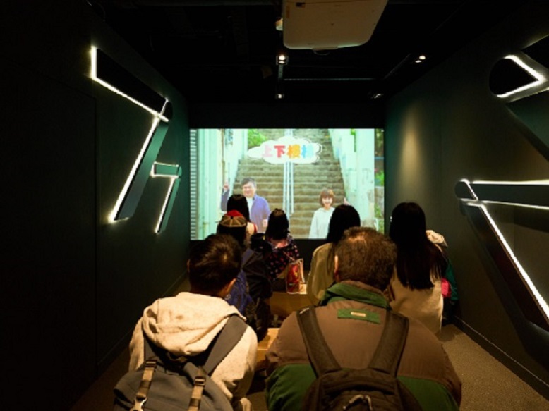 Visitors can acquire practical skills for assisting visually impaired individuals in everyday situations.