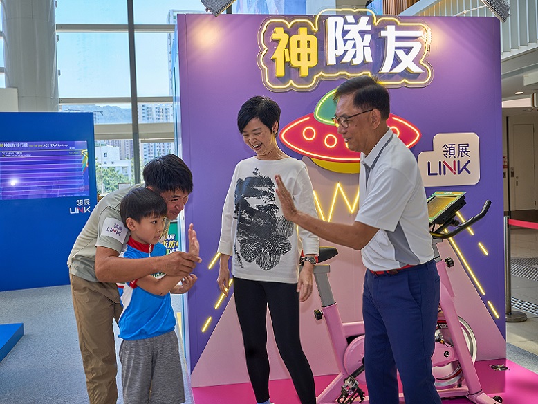 （右起）領展行政總裁王國龍、房屋局局長何永賢及著名單車運動員黃金寶及其兒子參加比賽前，分享踩車心得。
