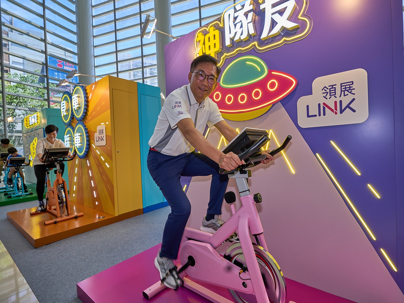 (From the right) Link’s Chief Executive Officer George Hongchoy, Secretary for Housing Winnie Ho and Hong Kong cycling legend Wong Kam-po and his son formed TeamGold and competed at the ceremony. 