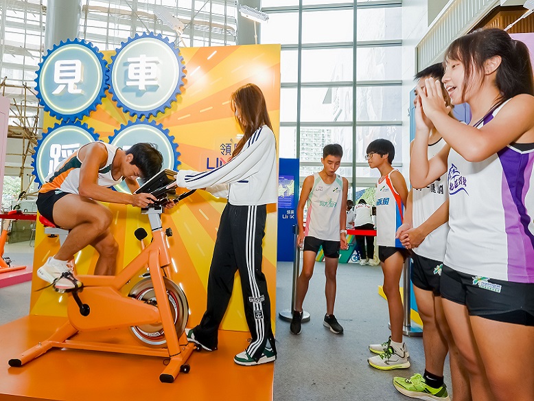 TeamRun, formed by young runners of InspiringHK Sports Foundation, participated in the Tour de Link Elite Challenge. Runners focused on their rides under the leadership of Vivian Ma, the team trainer and a former representative of Hong Kong cycling team. 