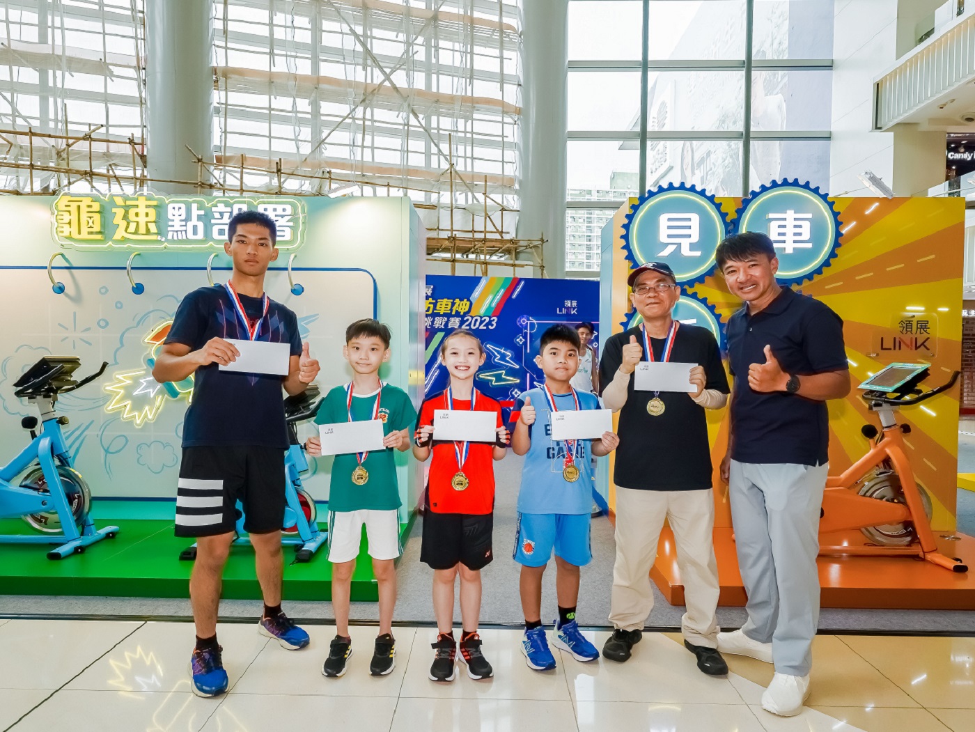 Team Gold members received their prizes after they won the Tour de Link Elite Challenge. 