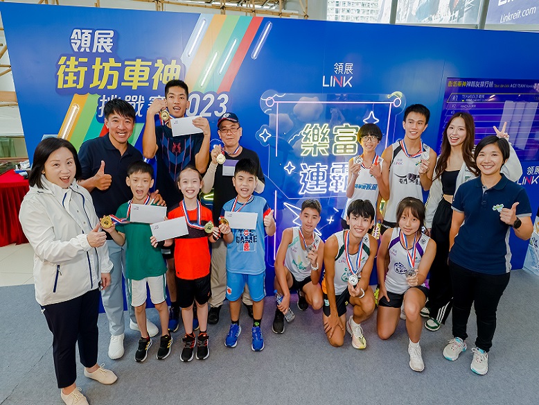 Team Gold and Team Run pose for a photo after the Tour de Link Elite Challenge. 