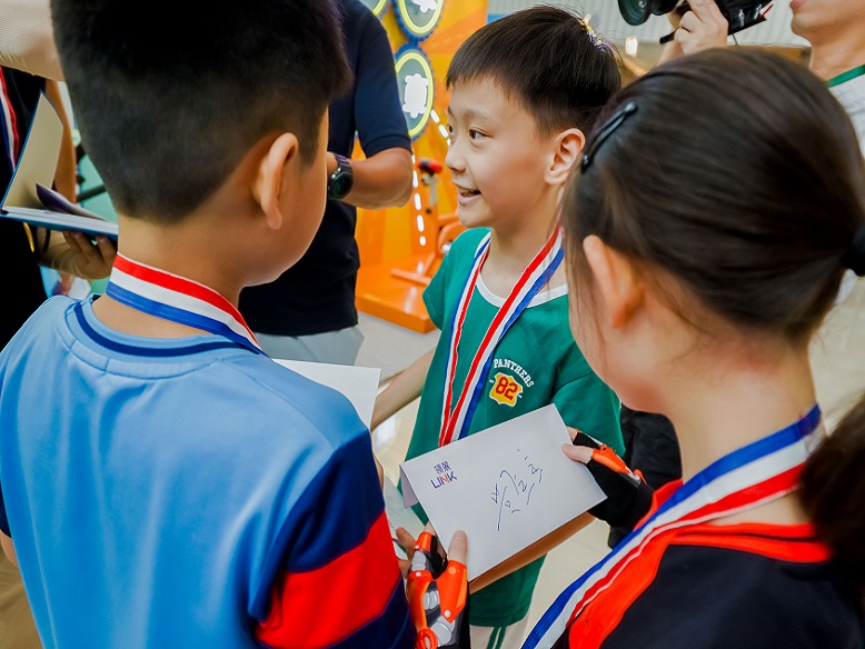 Team Gold’s members got an autograph of their trainer Wong Kam-po.  