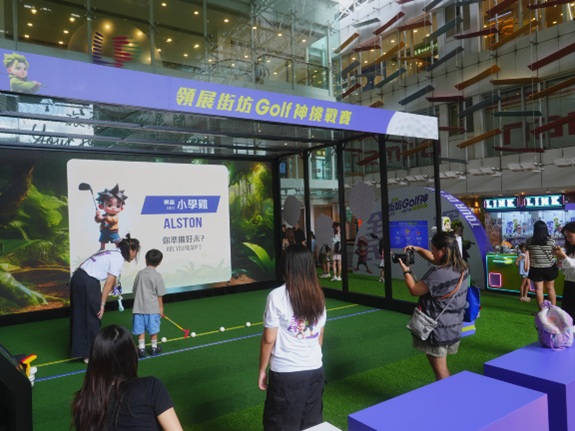 Several creative and interactive game zones are set up in the mall, allowing participants to experience the joy of golf through fun activities.