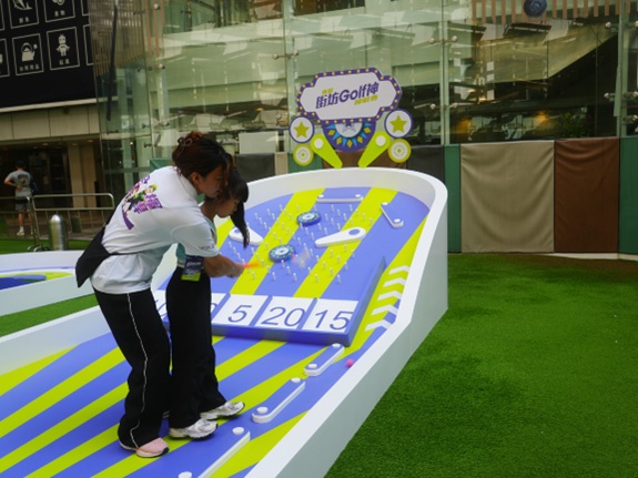 教练在现场细心指导小朋友挥杆技巧，让他们在游戏中学习运动基本功。