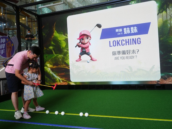 Tim Choy and his daughter try golf for the first time in a heartwarming parent-child moment full of delightful surprises.