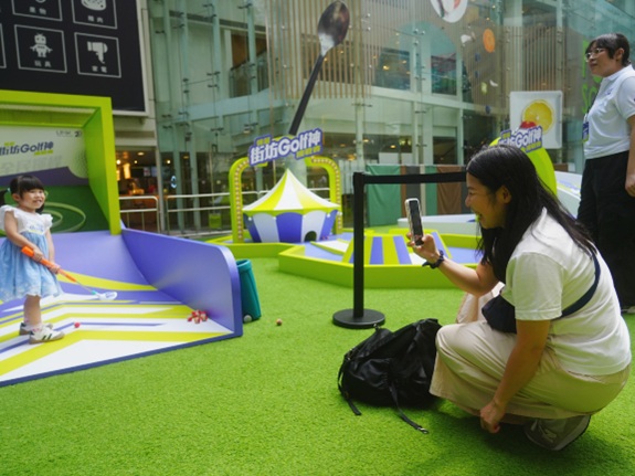 陳太帶同三歲女兒參與活動，感受揮桿的樂趣。