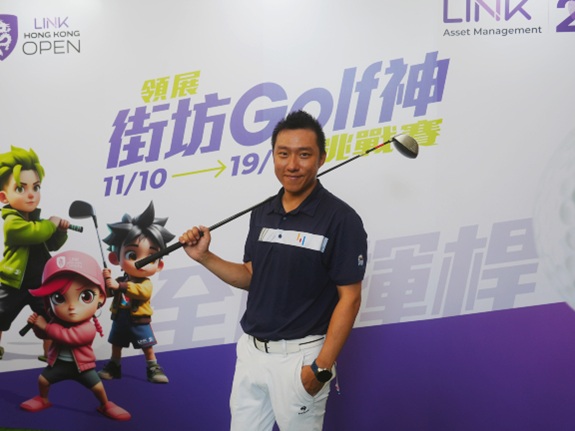 The coach praises the warm and lively atmosphere on site, with residents enthusiastically engaged and learning quickly.