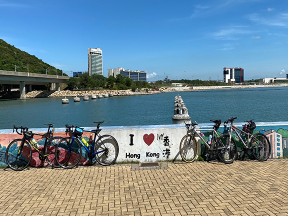 Keith一家四口經常以單車作為家庭消閒節目。（攝於東涌）