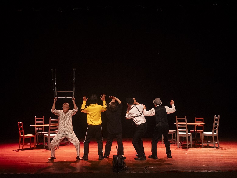The elderly actors delighted the crowd with their singing, dancing and witty Cantonese dialogue, bringing much joy and laughter to hundreds in the audience.