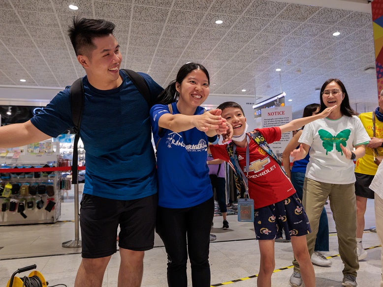 Some parents brought their children to join the games, experiencing the charm of senior artistry.
