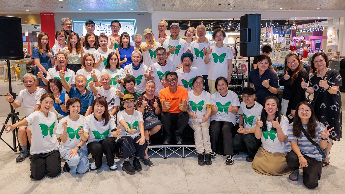A troupe of 17 elderly actors from the Transformational Multi Performing Arts Programme for Golden Agers, an initiative sponsored by Link Together Initiatives and created by Arts’ Options, ventured beyond Hong Kong. They had taken their talents to Singapore, where they performed their signature dramedy The Final Escape at the inaugural Hong Kong Culturtainment Festival and staged a series of monologues at two bustling shopping malls: Jurong Point, one of Link’s properties, and AMK Hub, which is managed by Link. These lively performances provided Singaporean communities with a taste of the magic that appears when age meets artistry.