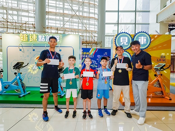 Team Gold members, including Cherry (fourth from the right) and Chun (fifth from the right) and trainer Wong Kam-po.