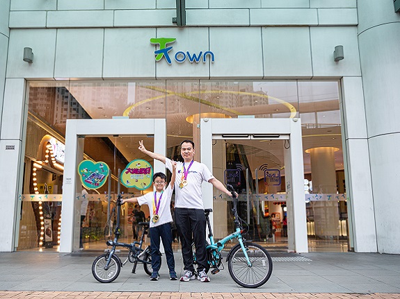 「香港親子街坊車神」「天水圍父子 Carson & Steve」本身也是運動愛好者。