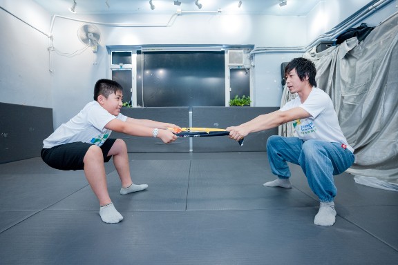 借助兩條毛巾進行的蹲拉伸動作，為整套運動做好熱身準備。
