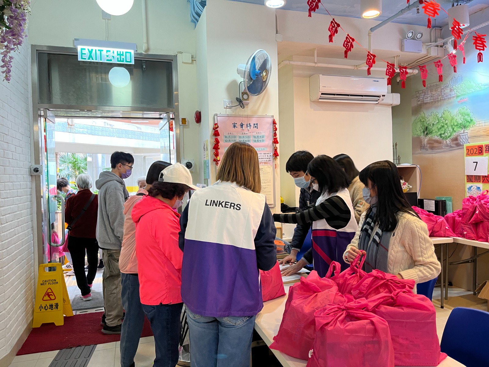 In January, the participants and some Link volunteers visited Lam Tin Elderly Centre at Ping Tin Estate to distribute Chinese New Year Fortune Bags. 
