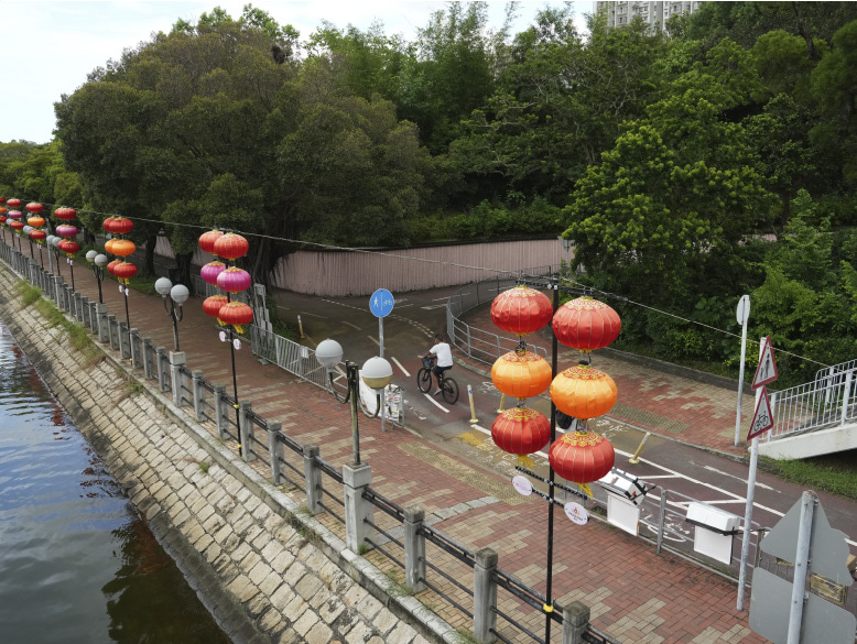 You can find thematic decorations along the bike path.