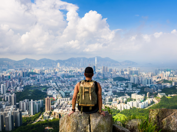 Chris指出，香港的迷人之處在於都市景和山徑交集，城市與郊野界限模糊，擁有非常特別的美景，十分適合跑步及行山。