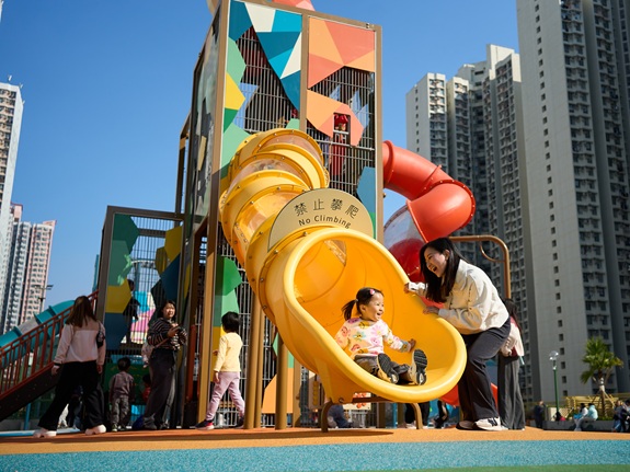 “The Wonderful Town of Play” features nine engaging installations and seven wetland-themed zones, letting children learn about nature and wetland ecology through play.
