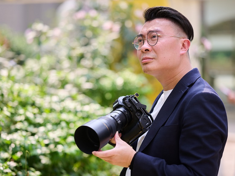 Dave正靜心等待蝴蝶的出現。