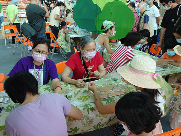 Mei introduced butterflies to the public by organising game booth.