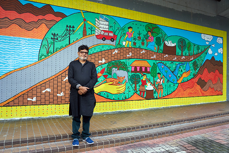 Indian painter Manoranjan Chitrakar, who came to Hong Kong on a special trip, was invited by Link to paint a painting containing environmental protection messages at Nam Cheong Place.