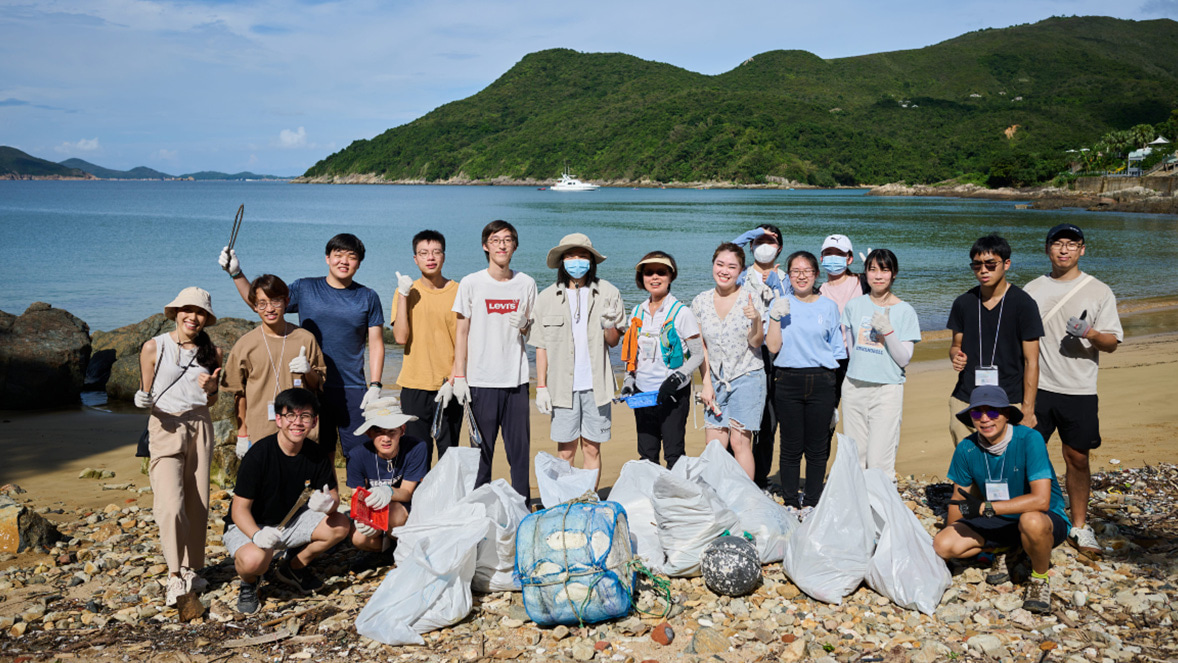 领展大学生奖学金得主和退休长者参与领展和珍古德香港协会合办的西贡相思湾海滩清洁活动，保护地球又“长青共融”，互相学习。
