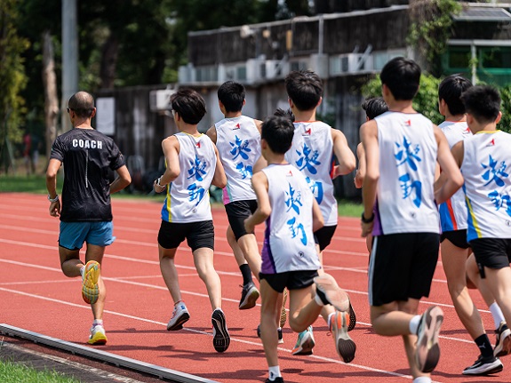 “领跑”八区联赛云集了一衆年纪轻轻、出身基层家庭的学员，在教练带领下，各自为追赶个人目标时间踏上跑道。