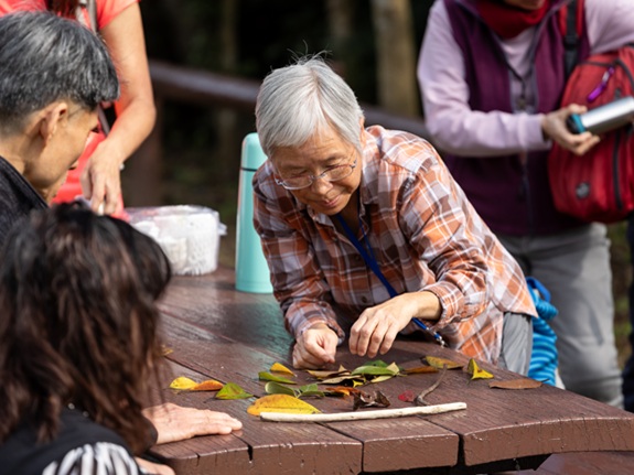 The initiative allows seniors to experience nature on their backyard trails while deepening their understanding of the local ecological environment.
