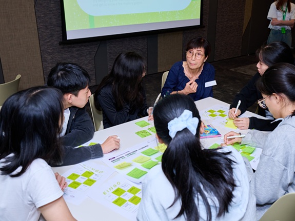 To provide a deeper understanding of the “young-old” and their needs, six representatives from this age group joined the workshop for face-to-face exchanges with the students.