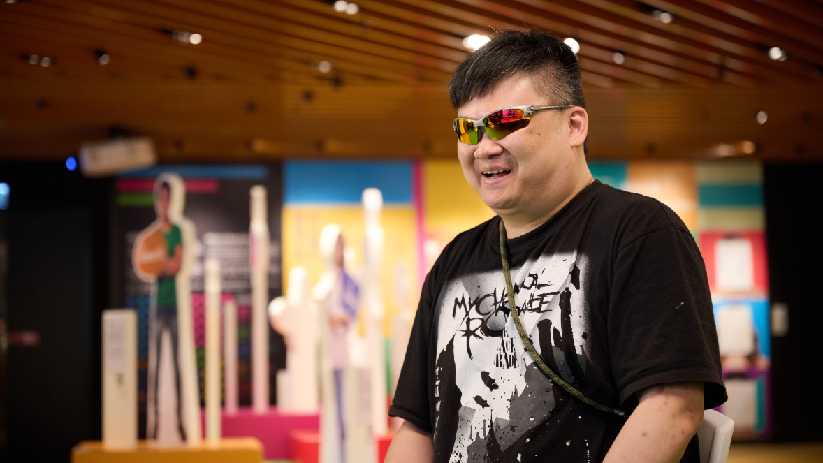 The “Differently Together” exhibition currently held at the Link Sustainability Lab in Lok Fu Place focuses on the theme of inclusion. Alongside docent tours guided by visually impaired instructors, the exhibition showcases a short video produced by local YouTuber  Bread. They offer visitors an immersive glimpse into the daily experiences of visually impaired individuals, shedding light on the obstacles they encounter. Through this experience, visitors are encouraged to cultivate empathy and understanding, learning to practice inclusion and “see” the world with their hearts.