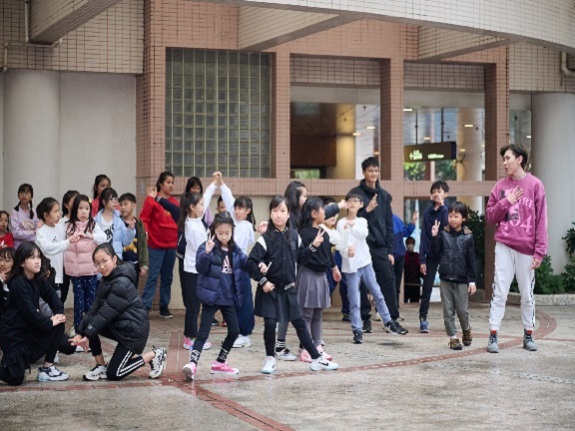 Guided by their instructor, the children immersed themselves in singing and dancing.