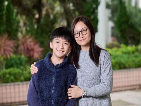 Eric在母亲的见证下，首次在社区公开演出。
