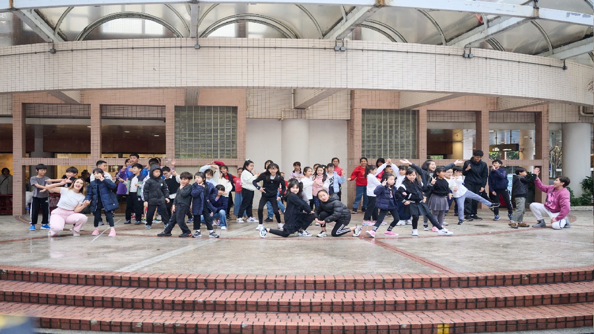 領展「愛．匯聚計劃」2023年10月起資助由傲楹藝術慈善教育基金開辦的兒童英語音樂劇課程「樂學」。3月中，近60位來自香港基層家庭的學員在領展旗下位於天水圍的天瑞商場，首次公開演出音樂劇《音樂奇蹟》的部分片段，吸引大批街坊、市民駐足欣賞。