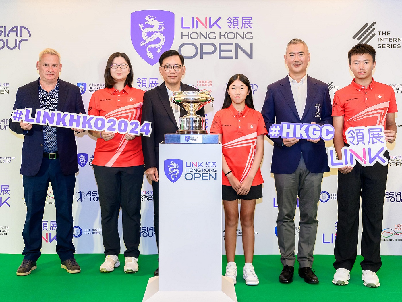 Asian Tour COO David Rollo (left), Link Asset Management Limited CEO George Hongchoy (third from left), and Hong Kong Golf Club captain Andy Kwok (second from right) join Golf Association of Hong Kong China Junior Team squad members: Michelle Wong (second from left), Alanna Tee (third from right) and Dennis Chan (right) at today’s media launch of the Link Hong Kong Open.