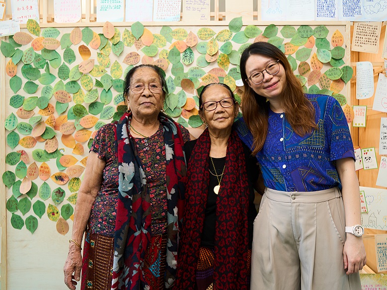 李慧庄与Kumari Gurung（中）感情深厚。
