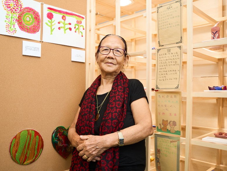 Kumari Gurung  Chandri喜欢花卉，不少作品亦以花为题。