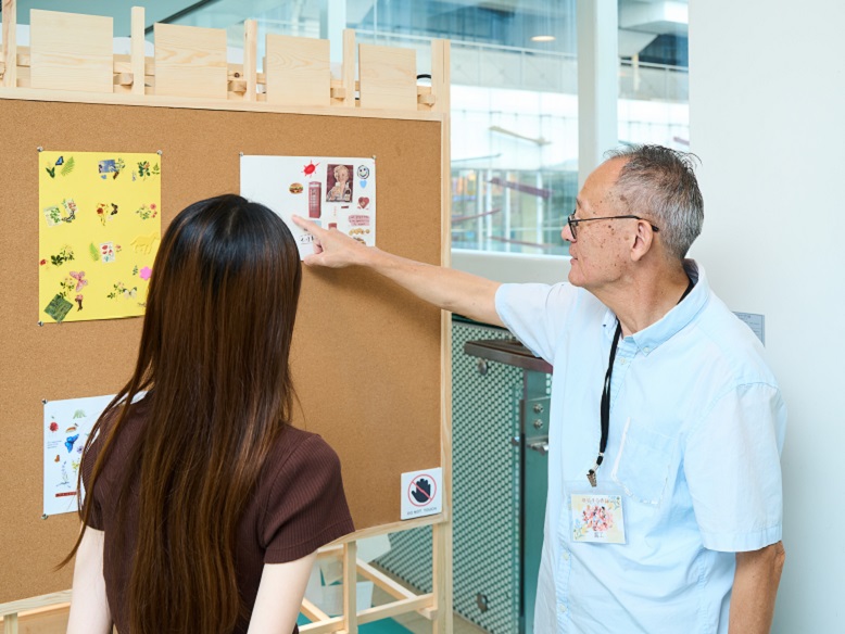 ET serves as a volunteer docent during the exhibitions.