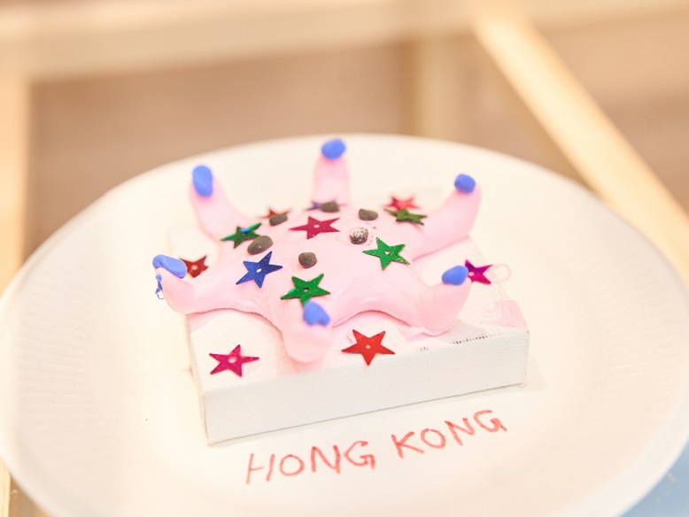 参与计划的长者创作以香港为主题的艺术作品。
