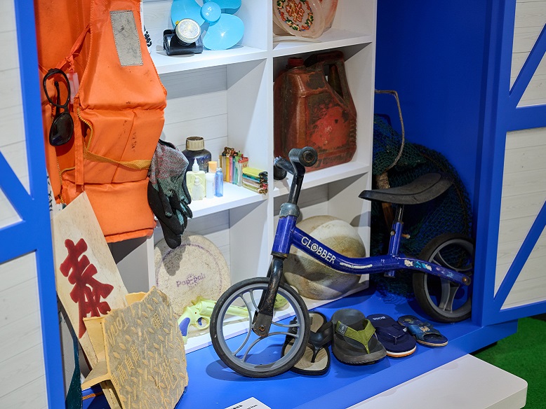 「沙灘垃圾認領處」展示的垃圾與日常生活息息相關。