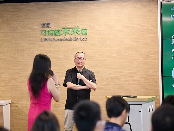 Louis Yu engages in dialogue with participants during the talk.