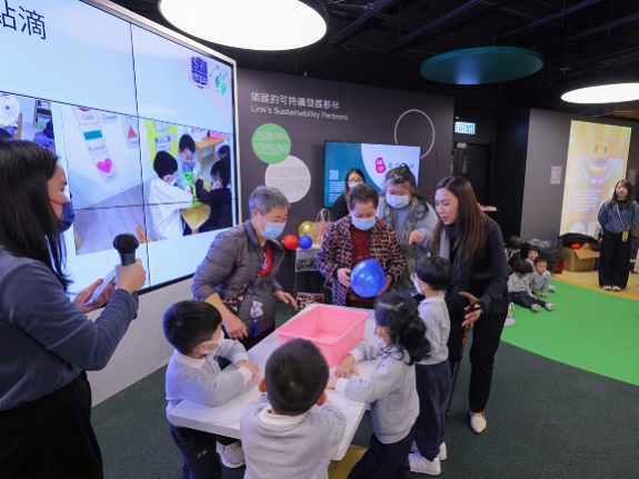 The children and the elderly played a ball-passing game to the music, experiencing the joy of shared fun.