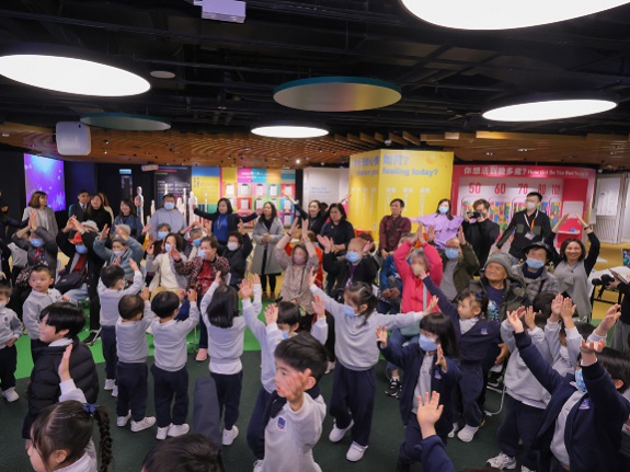 The children led the elderly in performing fitness exercises and stretching their limbs – something beneficial for both the body and the mind.